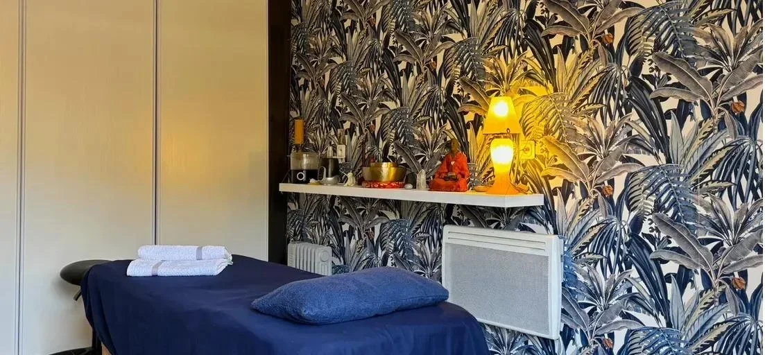 La salle de soin : table de massage, bols tibétains et lampe