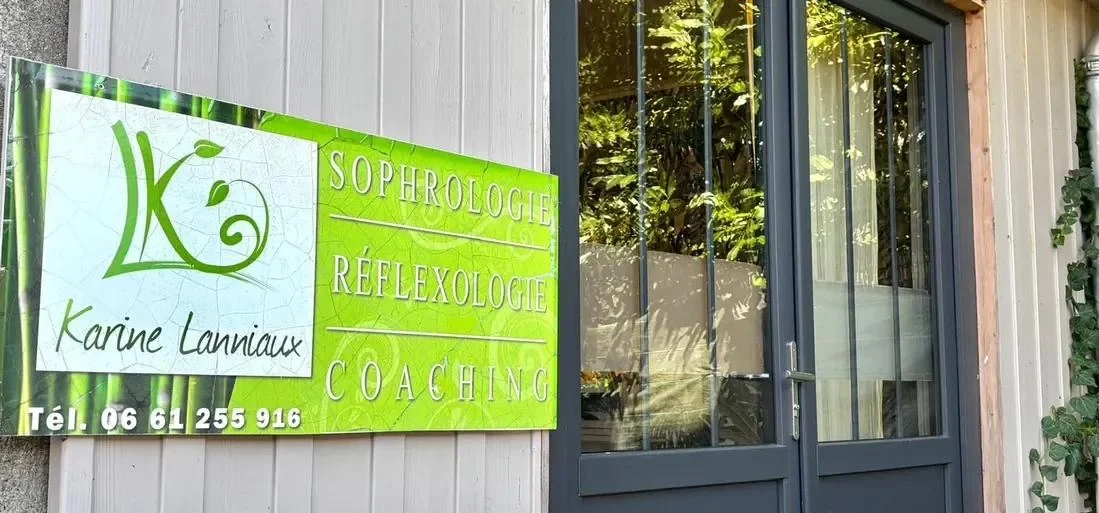 La plaque Sophrologie, Réflexologie, Coaching à côté de la porte du cabinet