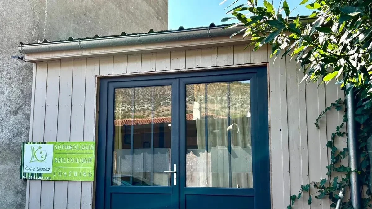 La façade du cabinet : la porte d'entrée et la plaque Sophrologie, Réflexologie, Coaching