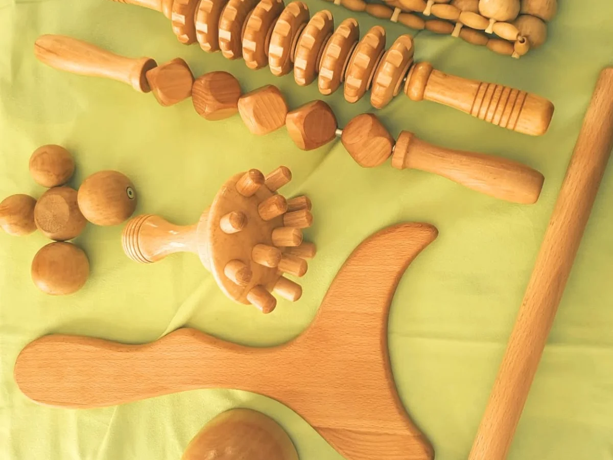 Les outils en bois utilisés en madérothérapie : rouleaux crantés, maillets, coupes et planches sculptées