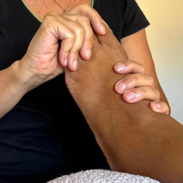 Travail des doigts sur le dessus du pied