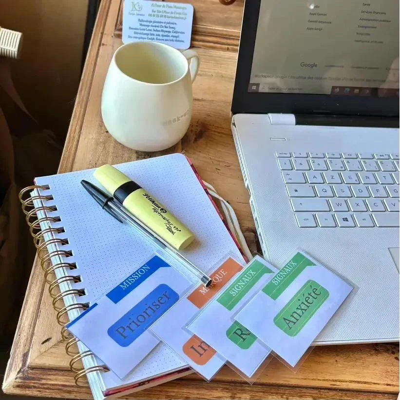 Carnet, surligneur et cartes utilisés pendant les ateliers