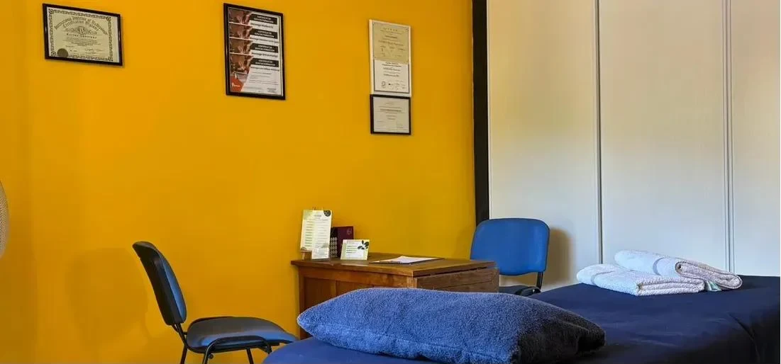 Le coin échange du cabinet : le bureau et les diplômes affichés au mur